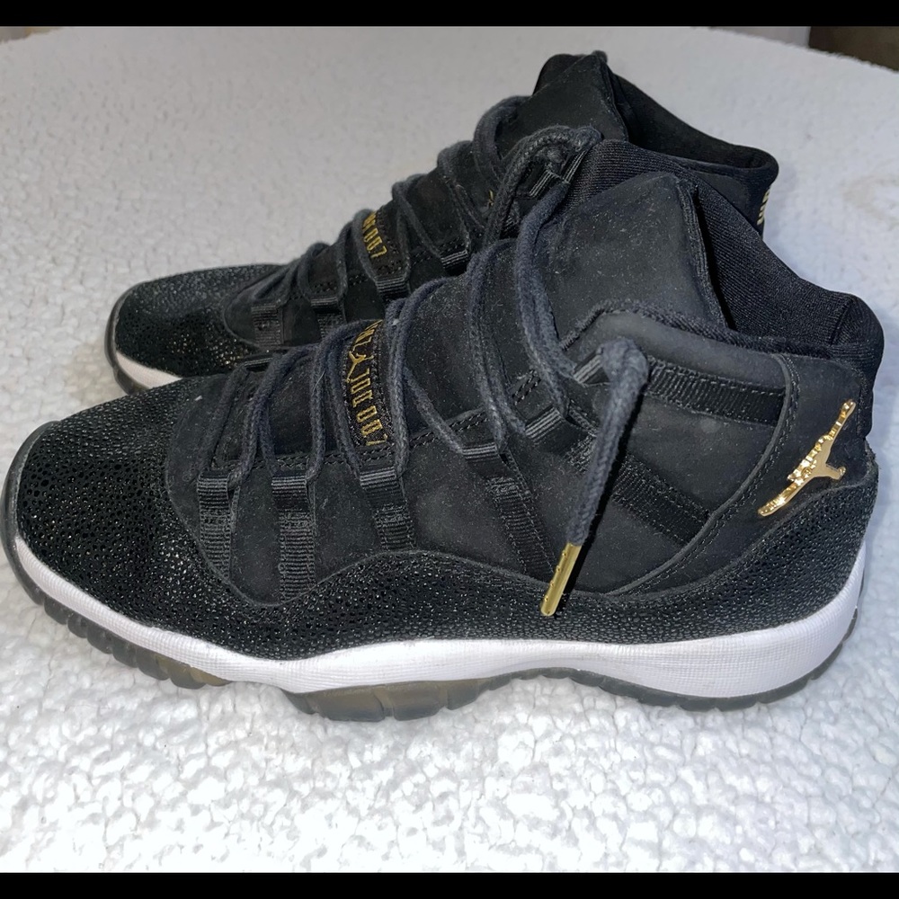 Jordan 11’s heiress black stingray woman size 6.5